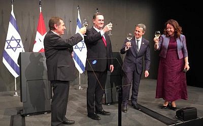 Yisrael Katz, ministre des Affaires étrangères israélien, et Ignazio Cassis, chef du département fédéral des Affaires étrangères suisse, trinquent à la bonne entente entre leurs deux nations, lundi 2 septembre 2019, à Lucerne, en Suisse. (Crédit : Twitter / Yisrael Katz)