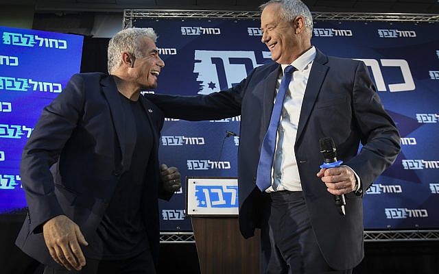 Les présidents de Kakhol lavan Benny Gantz (à droite) et Yair Lapid lors d'un événement de campagne à Kiryat Ono, le 7 août 2019. (Flash90)