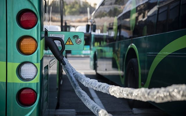 Les nouveaux bus électriques d'Egged à leur station de recharge à Jérusalem lors de la cérémonie de lancement, le 3 septembre 2019. (Crédit : Hadas Parush/Flash90)