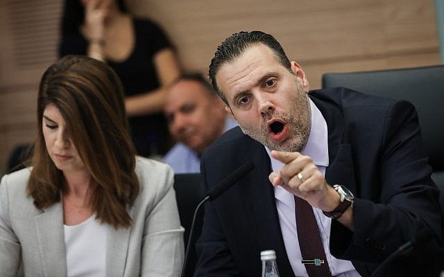 Le député Likud et président de la commission de réglementation de la Knesset, Miki Zohar, (à droite), mène un débat en vue des prochaines élections, à la Knesset, le 9 septembre 2019. (Yonatan Sindel/FLASH90)