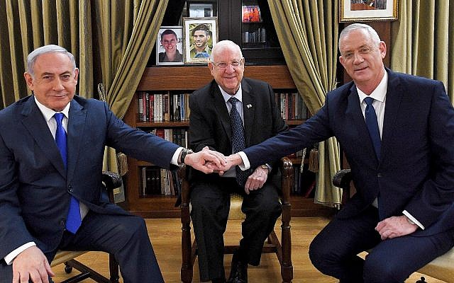 Le Président Reuven Rivlin (au centre) rencontre le Premier ministre Benjamin Netanyahu (à gauche) et le chef du parti Kakhol lavan Benny Gantz à la résidence du président à Jérusalem, le 23 septembre 2019. (Crédit : Haim Zach/GPO)