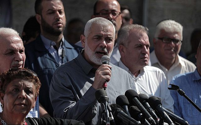Le leader du Hamas Ismail Haniyeh participe à un rassemblement de solidarité pour les prisonniers palestiniens détenus dans les centres de détention israéliens aux abords du siège de la Croix rouge à Gaza, le 30 septembre 2019 (Crédit : Flash90)