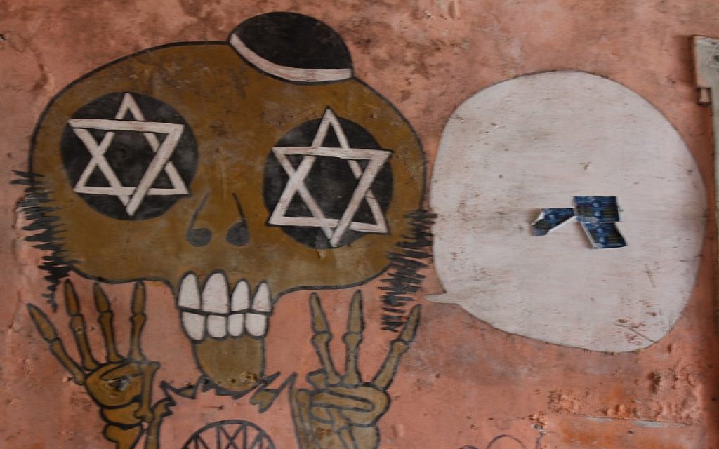 Des graffitis antisémites dessinés sur les murs  de la synagogue qui a été récupérée par la communauté juive dans le quartier La Boca de Buenos Aires (Crédit : Daniel Silicaro)