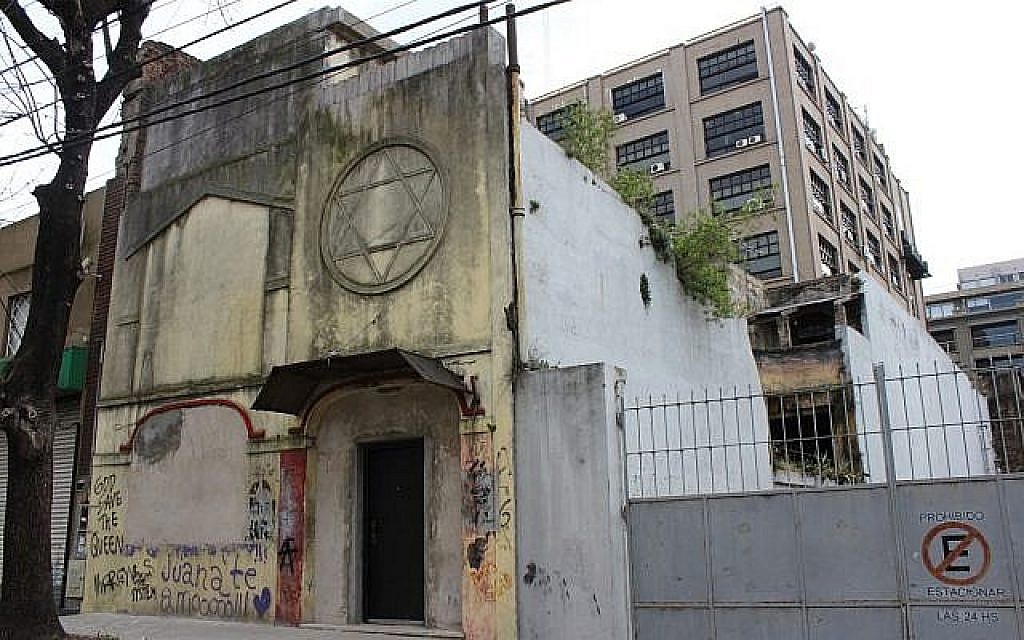 L'extérieur de la synagogue qui a été récupérée par la communauté juive dans le quartier La Boca de Buenos Aires (Crédit : Daniel Silicaro)