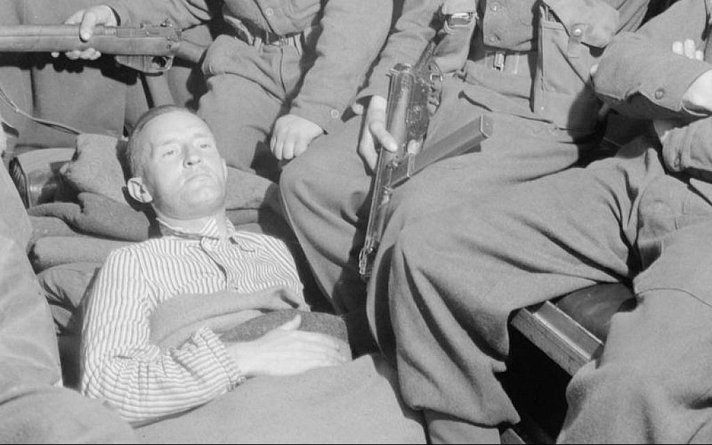 Le politicien fasciste et animateur d'émissions de propagande nazie William Joyce, connu sous le nom de Lord Haw Haw, dans une ambulance après son arrestation par des officiers britanniques à Flensburg, en Allemagne. Il avait été blessé par balle à la jambe pendant son arrestation, le 29 mai 1945 (Crédit : Domaine public)