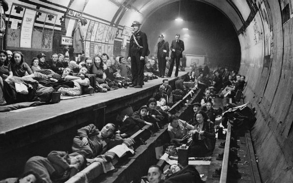 Pendant les bombardements nocturnes du Blitz, qui survenaient presque au quotidien, les Britanniques se réfugiaient dans le métro - ici à la station Aldwych de Londres, en 1940 (Crédit : Imperial War Museum/Domaine public)