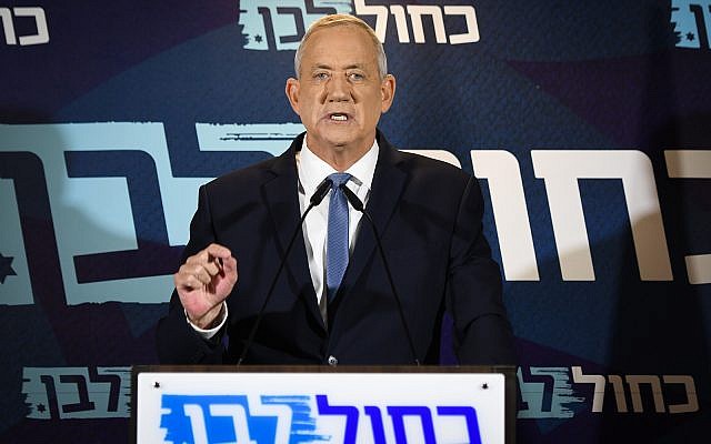 Le chef du parti Kakhol lavan Benny Gantz fait une déclaration à Tel Aviv, le 26 septembre 2019 (Crédit : Avshalom Shoshoni/Flash90)