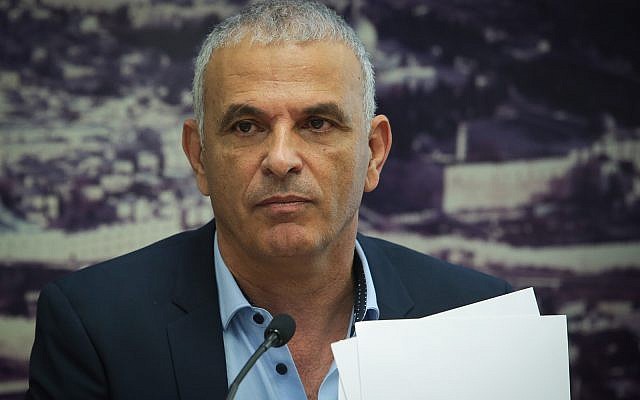 Le ministre des Finances Moshe Kahlon durant une conférence de presse au ministère des Finances à Jérusalem, le 23 septembre 2019. (Crédit : Flash90)