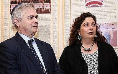 Cherrie Daniels et un membre de la communauté juive de Subotica, en Serbie, lors d'une visite le 16 janvier 2016. (Autorisation : communauté juive de Subotica via JTA)