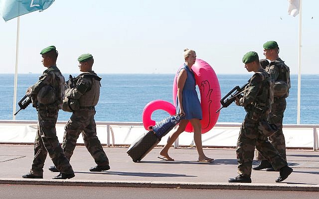 Des soldats patrouillent sur la promenade des Anglais à Nice, le 20 juillet 2016. (Crédit : SAP Photo/Claude Paris)
