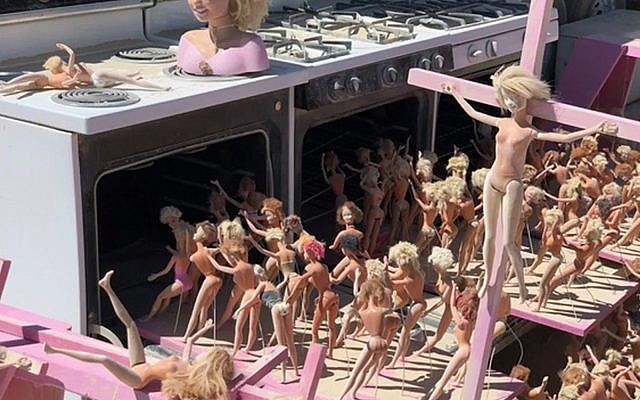 La scène macabre du Barbie Death Camp [Camp de la mort de Barbie] à l'édition 2019 du festival Burning Man au Nevada. (Autorisation : J. The Jewish News of Northern California via JTA)
