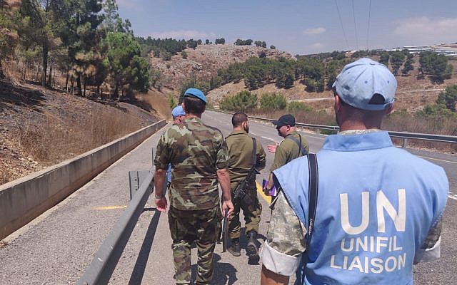 Des soldats de la FINUL et des officiers israéliens sur le site d'une attaque au missile du Hezbollah contre un poste israélien, dans le nord de l'Etat juif, le 4 septembre 2019. (Crédit : Armée israélienne)