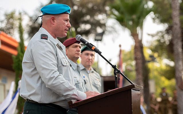 Le général de brigade Hidaï Zilberman, porte-parole entrant, lors d'une cérémonie pour son successeur et homologue Ronen Manelis, le 15 septembre 2019. (Crédit : Armée israélienne)