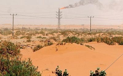 Une flamme de gaz à proximité de l'usine de traitement de pétrole Khurais dans une zone où des opérations sont élargies, à environ 95 kilomètres au sud est de Riyad, en Arabie saoudite, le 23 juin 2008. (Crédit : AP Photo/Hasan Jamali)