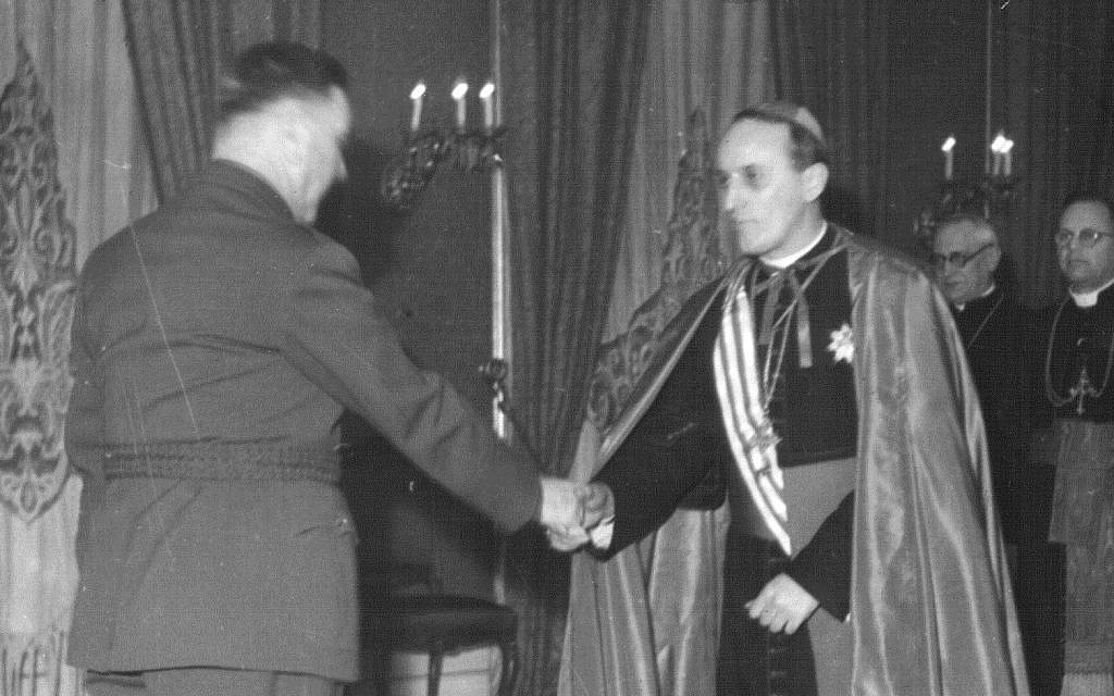 Aloysius Stepinac, à droite,  serre la main au chef d'Ustasha Ante Pavelić. (Domaine publique)
