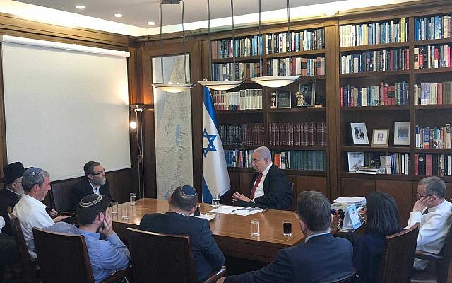 Le Premier ministre Benjamin Netanyahu rencontre les responsables de droite et des partis haredis dans son bureau à Jérusalem, le 18 septembre 2019. (Crédit : Likud)