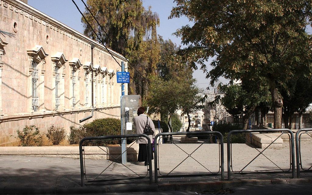 Beit Davidoff, à gauche, est l'une des dernières structures survivantes du quartier Bukhara de Jérusalem, fondé à la fin du 19ème siècle (Crédit : Shmuel Bar-Am)