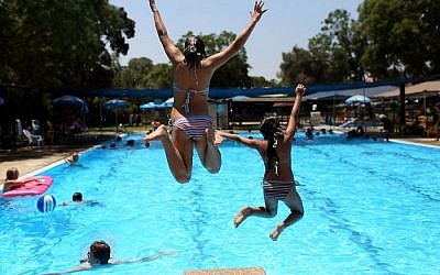 Jeunes filles jouant dans une piscine près du kibboutz Beit Govrin près de Jérusalem, le 10 octobre 2011. (Nati Shohat/Flash90)