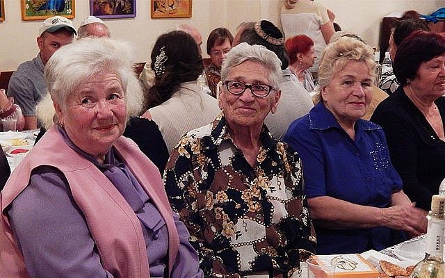 Des seniors juifs prennent part à un repas de Rosh HaShana au Hesed de Triaspol, en Transnistrie, en 2018. (Autorisation du JDC)