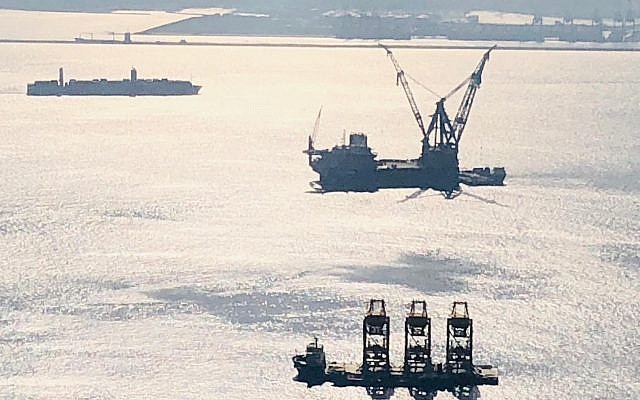 Un navire-grue arrive en Israël pour aider à installer la plateforme Leviathan qui doit fonctionner avant la fin 2019. (Noble Energy)