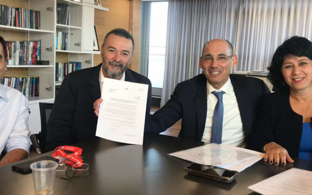 De gauche à droite ; Amnon Shashua, Marius Nacht, obtiennent une lettre du gouverneur de la banque centrale Amir Yaron et du superviseur des banques Hedva Ber autorisant la création d'une nouvelle banque numérique en Israël. (Autorisation)