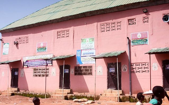 Une école coranique de Kaduna, dans le nord du Nigeria, surnommée 'La maison de l'horreur", où 300 élèves étaient torturés et violés.  Ils ont été secourus par la police le 30 septembre 2019. (Crédit : STR / AFP)