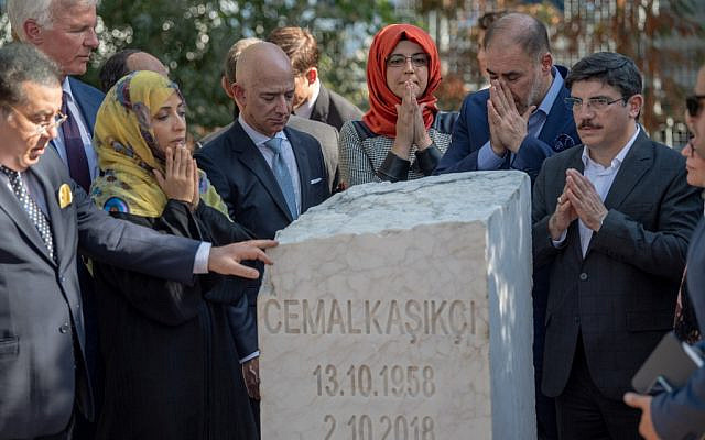 Hatice Cengiz, la fiancée du journaliste saoudien tué Jamal Khashoggi, le PDG d'Amazon et propriétaire du Washington Post Jeff Bezos (4e à gauche), le prix Nobel de la paix Tawakkol Karman (3e à gauche) devant la stèle commémorative installée à l'occasion du premier anniversaire de la mort de Kashoggi, à Istanbul, le 2 octobre 2019. (Crédit : BULENT KILIC / AFP)