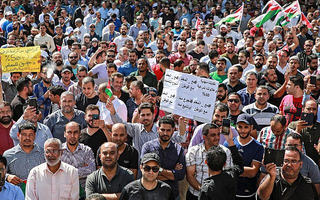 Des enseignants d'écoles publiques se rassemblent lors d'une manifestation réclamant des augmentations de salaire au complexe des associations professionnelles à Amman, capitale de la Jordanie, le 3 octobre 2019. (Crédit : Khalil MAZRAAWI / AFP)