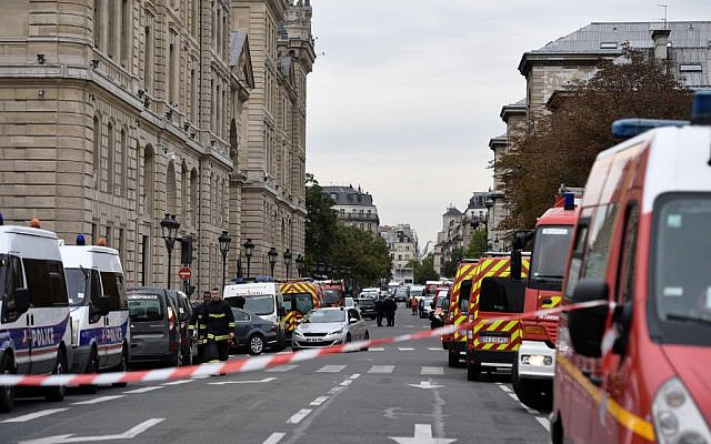 La police et les pompiers devant la préfecture de Paris après une attaque à l'arme blanche, le 3 octobre 2019. Quatre policiers ont été tués, l'assaillant a été abattu. (Crédit : Martin BUREAU / AFP)