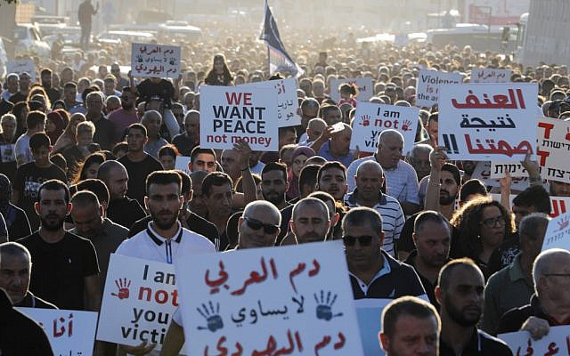 Manifestation des Arabes israéliens contre la criminalité dans leurs villes, à Majd al-Krum, dans le nord d'Israël, le 3 octobre 2019. (Crédit : Ahmad GHARABLI / AFP)