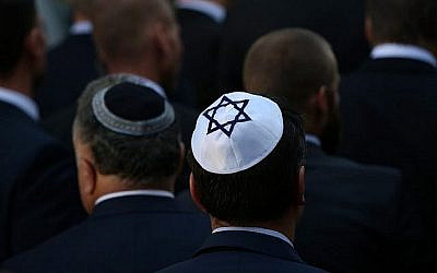 Illustration. Des hommes portant la kippa à la synagogue de Halle, à l'est de l'Allemagne, au lendemain d'une fusillade antisémite meurtrière, le 10 octobre 2019. (Crédit : Ronny Hartmann/AFP)