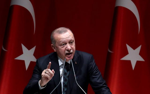 Le président turc durant une rencontre avec les chefs des provinces du parti de l'AKP au pouvoir à Ankara, en Turquie, le 10 octobre 2019 (Crédit : Adem ALTAN / AFP)