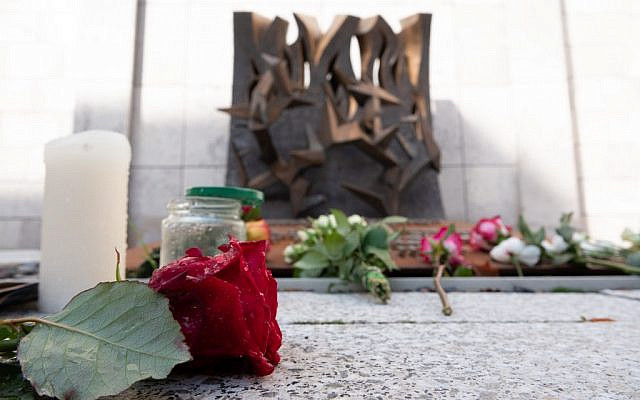Des fleurs et des bougies placées en solidarité avec les victimes devant une synagogue de Stuttgart, au sud de l'Allemagne, au lendemain d'une fusillade antisémite meurtrière à Halle, le 10 octobre 2019 (Crédit : Gregor Bauernfeind/DPA/AFP)