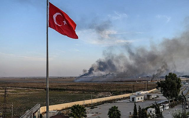 Akcakale, dans la province de Sanliurfa, couverte de fumée provenant de la ville syrienne de Tel Abyad pendant les combats entre l'Etat islamique et les combattantes kurdes (YPG), le 27 février 2016. (Crédit : AFP / STR)