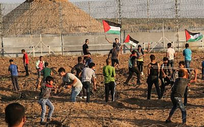 Des Palestiniens manifestent violemment à la frontière entre la bande de Gaza et Israël, à l'est de Gaza City, le 11 octobre 2019 (Crédit : Said Khatib/AFP)