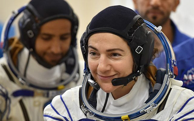 L’astronaute américaine Jessica Meir, le 25 septembre 2019, peu avant de s’envoler pour la Station spatiale internationale. (Crédit : Vyacheslav OSELEDKO / AFP)