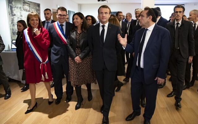 Le président français Emmanuel Macron et le président du Consistoire central Joel Mergui visitent le Centre européen du judaïsme lors de son inauguration officielle à Paris, le 29 octobre 2019. (Crédit : Ian LANGSDON / POOL / AFP)