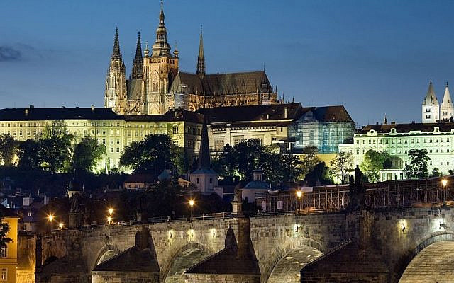 Photo d'illustration : Vue nocturne du Château et du pont Charles, à Prague, en république tchèque (Crédit : CC BY-SA 3.0 Jorge Royan/Wikipedia)