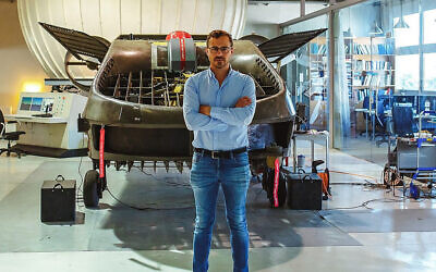 L'animateur et producteur exécutif Jonny Caplan se tient devant une voiture volante d'Urban Aeronautics pendant le tournage de la première saison de "TechTalk", qui sortira sur Amazon Prime le 18 octobre 2019. (Autorisation)