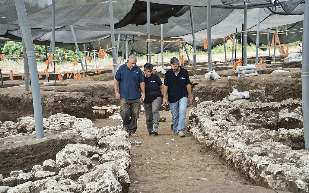 Les responsables de la fouille (gauche à droite) Itai Elan, le Dr Dina Shalem et le Dr
Yitzhak Paz, marchent dans une allée vieille de 5000 ans sur le site de fouille de l'Âge de Bronze ancien, proximité de la ville moderne d'Harish. (Yoli Schwartz, Autorité des Antiquités d'Israël)