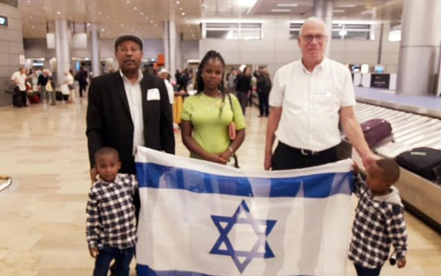 Le ministre de l'Agriculture Uri Ariel, à droite, et l'ancien député Avraham Neguise, à gauche, accueillent Meseret Warika et ses deux fils en Israël (Autorisation)