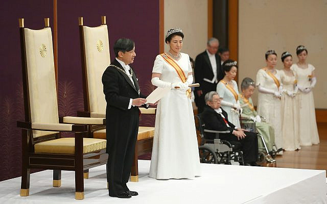 Le nouvel empereur du Japon Naruhito,  accompagné par l'impératrice Masako, fait son premier discours après avoir succédé à son père  Akihito au palais impérial de Tokyo, le 1er mai 2019 (Crédit : Japan Pool via AP)