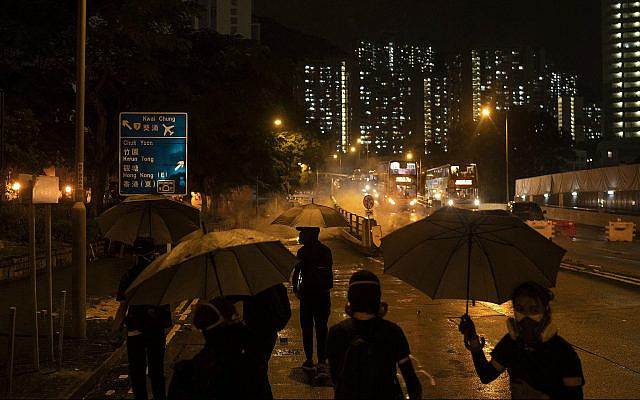 Les manifestants face aux gaz lacrymogènes à Hong Kong, le 6 octobre 2019 (Crédit : AP Photo/Felipe Dana)