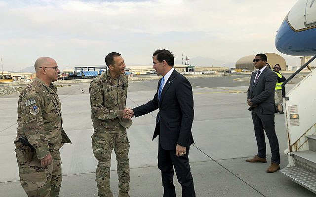 Le secrétaire américain à la Défense Mark Esper, au centre, accueilli par l'armée américaine à son arrivée à Kaboul, en Afghanistan, le 20 octobre 2019. (Crédit : AP Photo/Lolita C. Balbor)