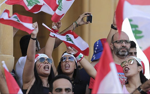 Les manifestants scandent des slogans anti-gouvernement à Beyrouth, au Liban, le 20 octobre 2019 (Crédit : AP Photo/Hassan Ammar)