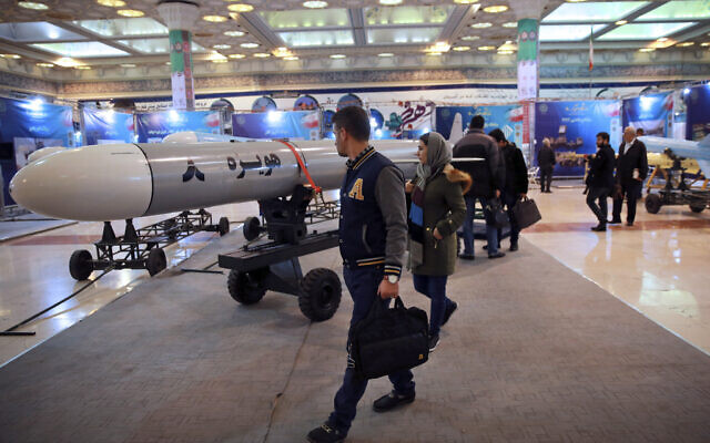 Des visiteurs observent un missile de croisière Hoveizeh 8 lors d'une exposition militaire marquant le 40e anniversaire de la révolution islamique iranienne à Téhéran, Iran, le 3 février 2019. (AP/Vahid Salemi)