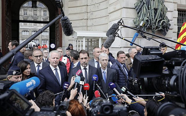 Le ministre français de l'Intérieur Christophe Castaner, au centre, et le préfet de police de Paris Didier Lallement, à droite, à côté de Castaner, lors d'une conférence de presse aux abords du siège de la police de Paris, le 3 octobre 2019 (Crédit : AP Photo/Kamil Zihnioglu)