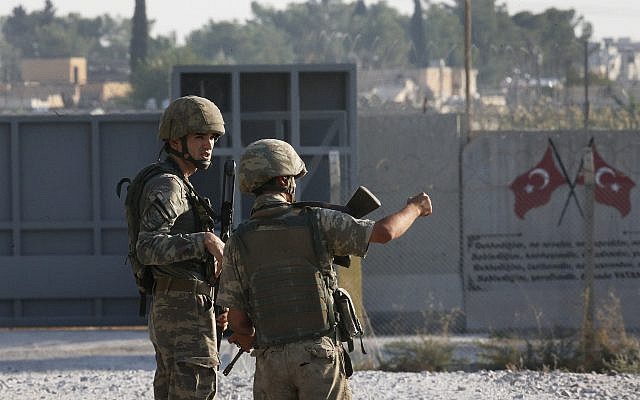 Des soldats turcs à la frontière syrienne à Akcakale, au sud-est de la Turquie, le 9 octobre 2019, après l'offensive turque en Syrie. (Crédit : AP Photo/Lefteris Pitarakis)