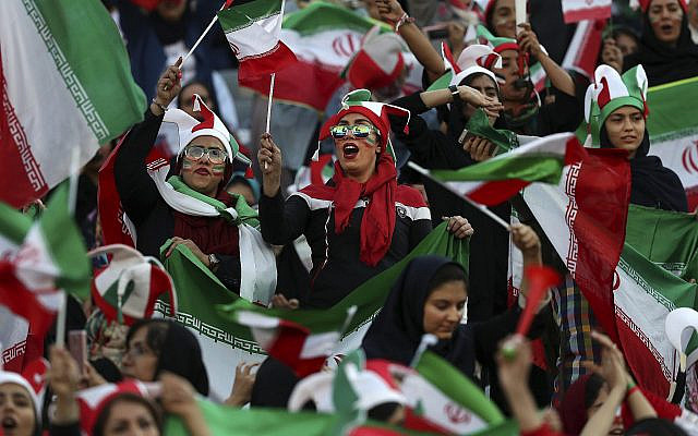 Des femmes iraniennes soutiennent leur équipe nationale qui affronte le Cambodge pour les qualificatifs de la Coupe du Monde 2022, au stade Azadi de Téhéran, le 10 octobre 2019. (Crédit : AP Photo/Vahid Salemi)