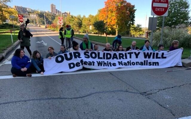 Les activistes de Bend the Arc protestent contre la visite du président Trump à  Pittsburgh, le 23 octobre 2019 (Crédit : Bend the Arc/Facebook via JTA)